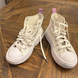 Girl’s converse  White High-Top Sneakers size 2